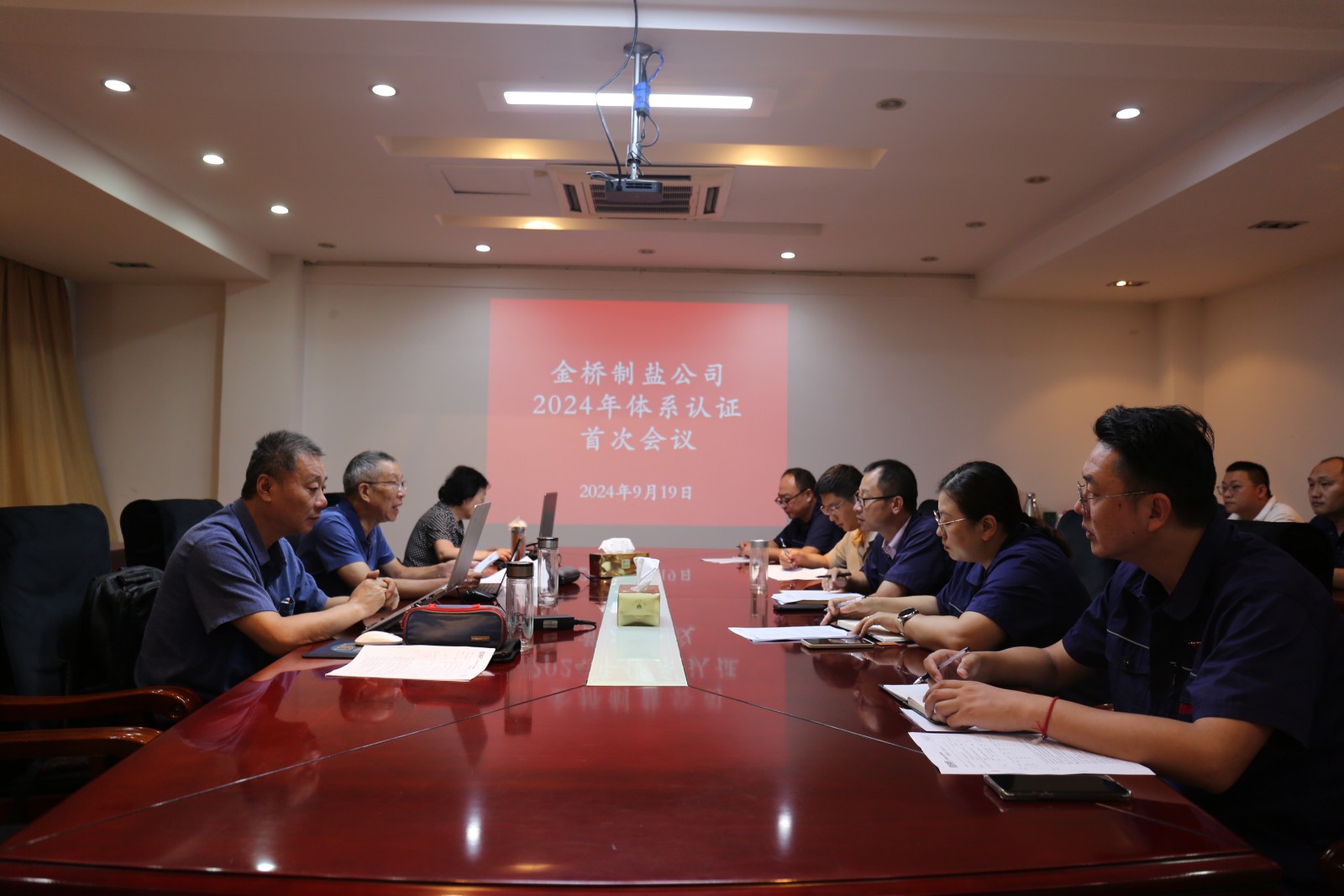 近日，金橋制鹽公司通過北京世標(biāo)認(rèn)證中心審核，給予食品安全管理體系、環(huán)境管理體系和職業(yè)健康安全管理體系認(rèn)證“保持認(rèn)證資格”的監(jiān)督審核結(jié)論，給予質(zhì)量管理體系認(rèn)證“再次注冊(cè)”的再認(rèn)證審核結(jié)論。通過審核，是對(duì)公司精細(xì)化管理成果的檢驗(yàn)，促進(jìn)公司內(nèi)控管理水平持續(xù)提升。（李曉月）