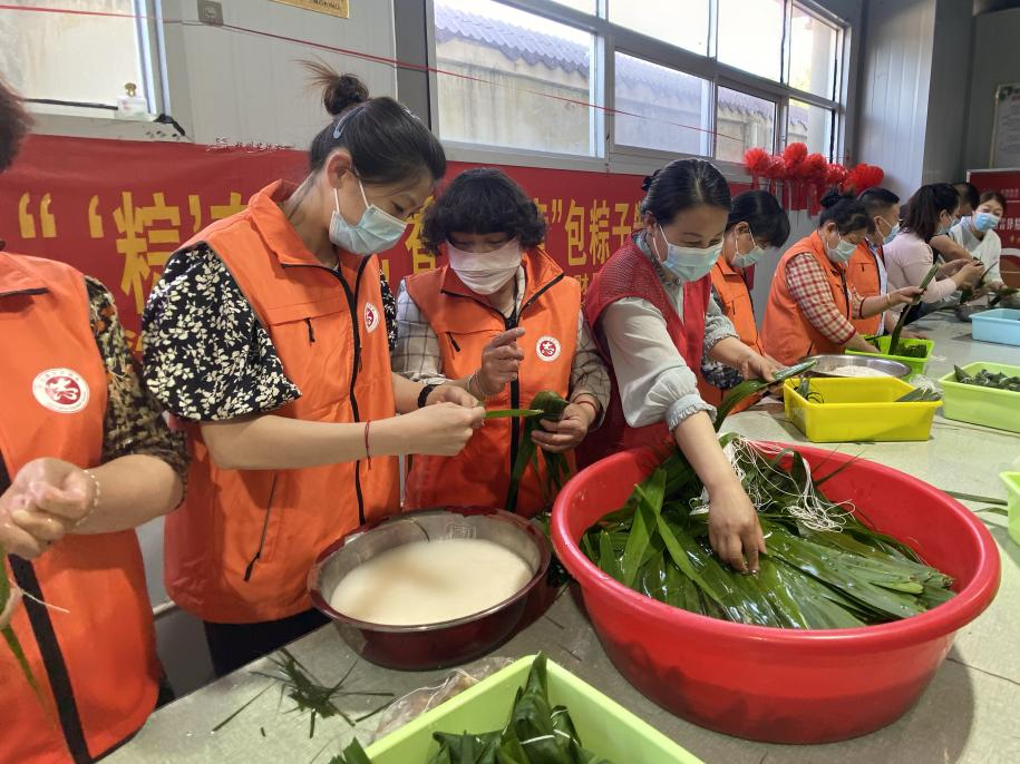 青口供電所黨支部聯(lián)合生產(chǎn)生活服務(wù)中心分會(huì)、黃沙坨社區(qū)，共同舉辦“悠悠艾草香 濃濃端午情”系列活動(dòng)。.png